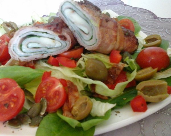 Baconba tekert medvehagyma-sajttal-salátával2