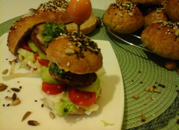 pulyka hamburger mandulás pestos szósszal és fetás tejszínes krémmel1
