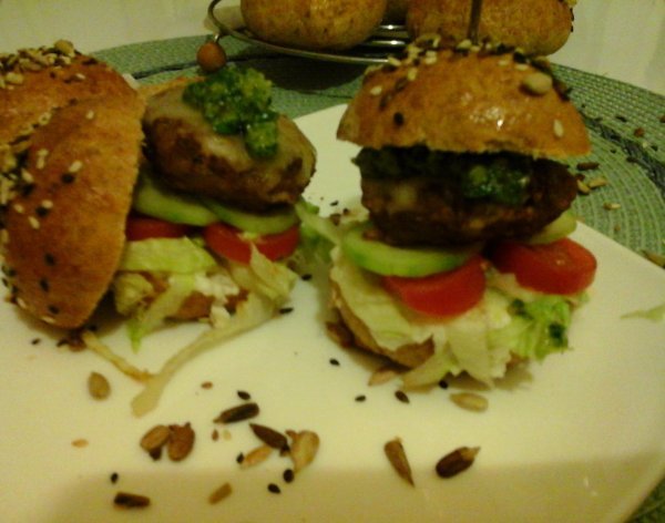 pulyka hamburger mandulás pestos szósszal és fetás tejszínes krémmel2