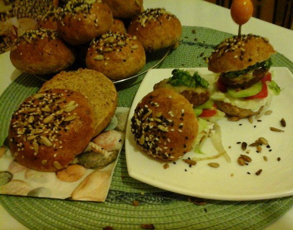 pulyka hamburger mandulás pestos szósszal és fetás tejszínes krémmel4