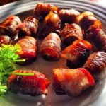 Baconbe-göngyölt-aszalt-szilva-mandulával