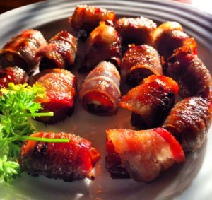 Baconbe-göngyölt-aszalt-szilva-mandulával