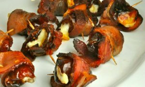Baconbe-sonkába-tekert-sajttal-töltött-datolya