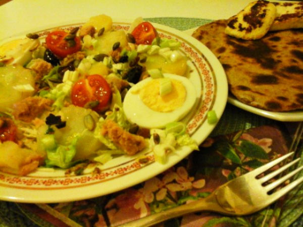 Nizzai saláta-teljeskiörlésű lepény kenyérrel és sült sajttal