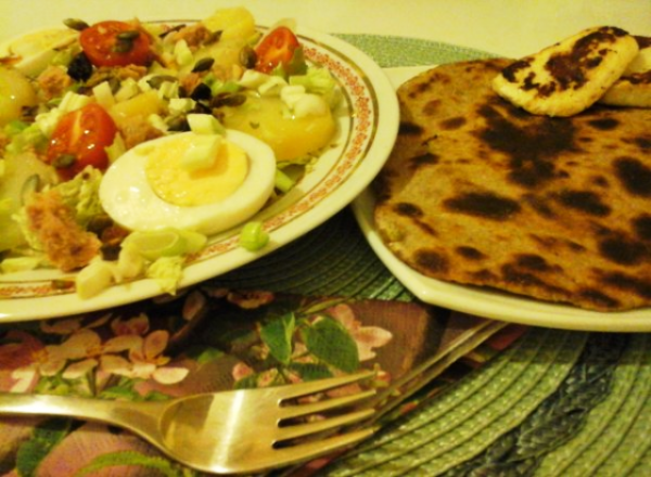 Nizzai saláta-teljeskiörlésű lepény kenyérrel és sült sajttal1