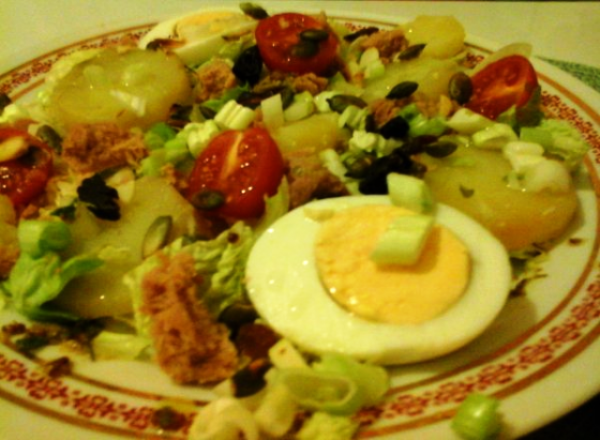 Nizzai saláta-teljeskiörlésű lepény kenyérrel és sült sajttal2