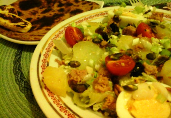 Nizzai saláta-teljeskiörlésű lepény kenyérrel és sült sajttal3