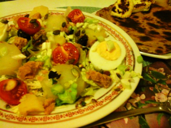 Nizzai saláta-teljeskiörlésű lepény kenyérrel és sült sajttal4