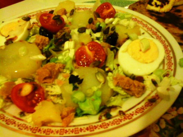 Nizzai saláta-teljeskiörlésű lepény kenyérrel és sült sajttal5