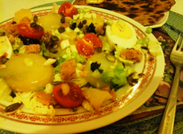 Nizzai saláta-teljeskiörlésű lepény kenyérrel és sült sajttal6