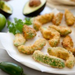 Sült avokádó – krémes chilis mártással – tortilla-saláta kíséretében