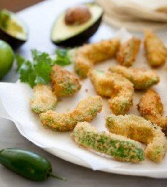 Sült avokádó – krémes chilis mártással – tortilla-saláta kíséretében