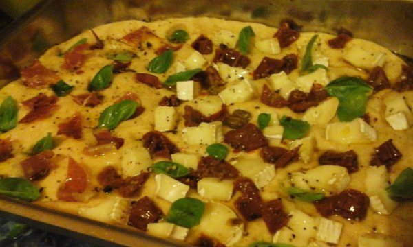 Teljeskiörlésű prosciutto sonkás-camambertes Focaccia bazsalikommal & napon szárított paradicsommal1