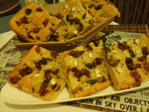 Teljeskiörlésű prosciutto sonkás-camambertes Focaccia bazsalikommal & napon szárított paradicsommal2