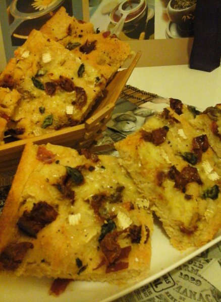 Teljeskiörlésű prosciutto sonkás-camambertes Focaccia bazsalikommal & napon szárított paradicsommal3