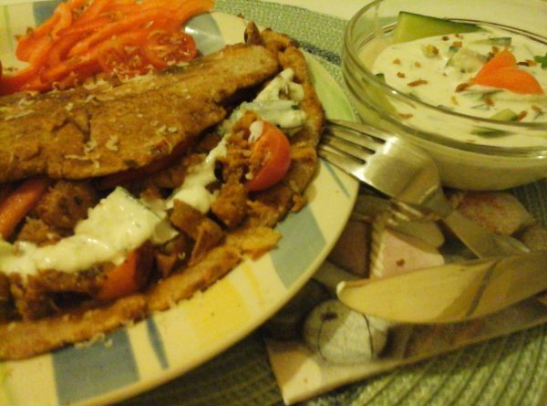 Kókuszos-currys-csirkés-gyros-teljeskiörlésű-pitában-mentás-feta-sajtos-uborkás-szósszal