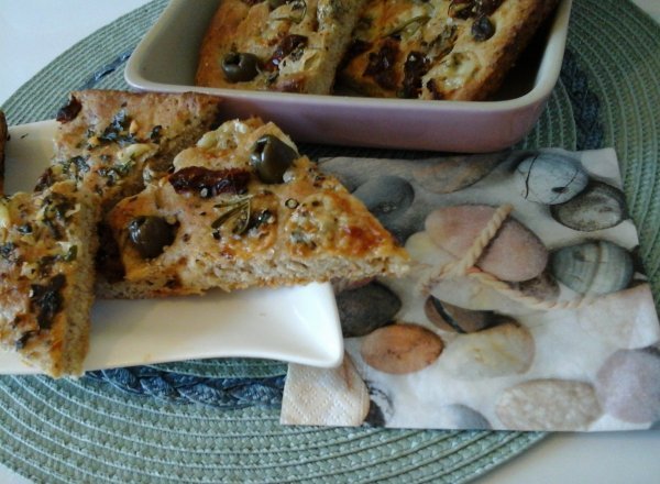 Olivás-Kéksajtos Focaccia rozmaringgal-szárított paradicsommal