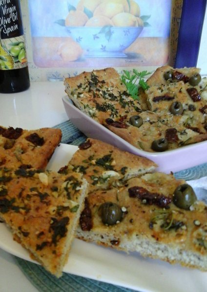 Olivás-Kéksajtos Focaccia rozmaringgal-szárított paradicsommal-teljeskiörlésű1