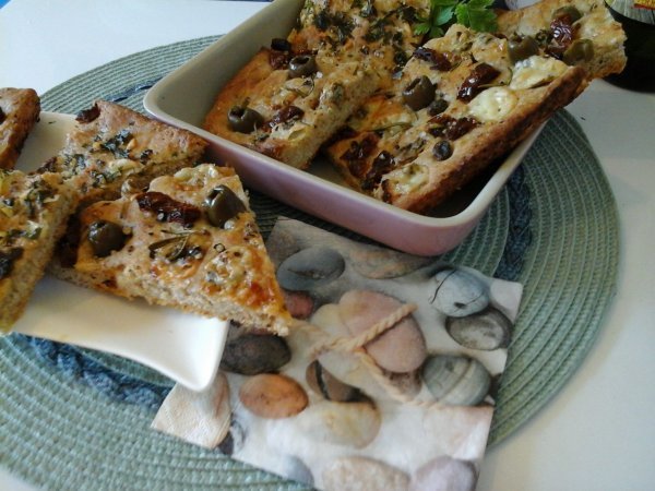 Olivás-Kéksajtos Focaccia rozmaringgal-szárított paradicsommal-teljeskiörlésű2
