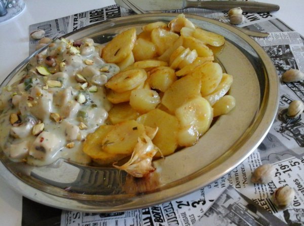 Pisztáciás-gorgonzola-kéksajtos-tejszínes-csirkemell-mediterrán-sült-krumplival