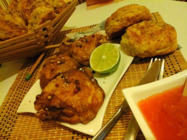 Ropogós-Parmezán-sajtos-pogácsa-Ázsiai-sült-csirkecombokkal