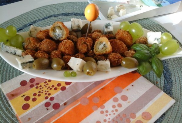 szardellával-és-kéksajttal-töltött-sült-olívabogyó1