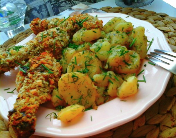 Fűszeres panírban sült csirkecombok-Kapros burgonyasalátával5