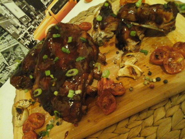 Grillezett BBQ bourbon whiskys borda - sült paradicsommal