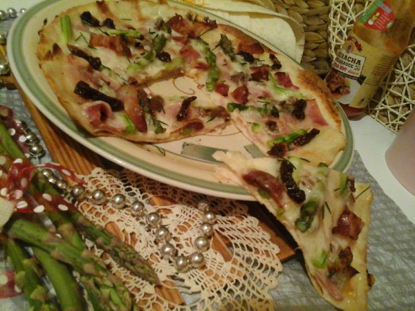 Sonkás-baconos spárgás gyors pizza