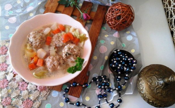 Tejszínes-joghurtos-fűszeres húsgombócleves3