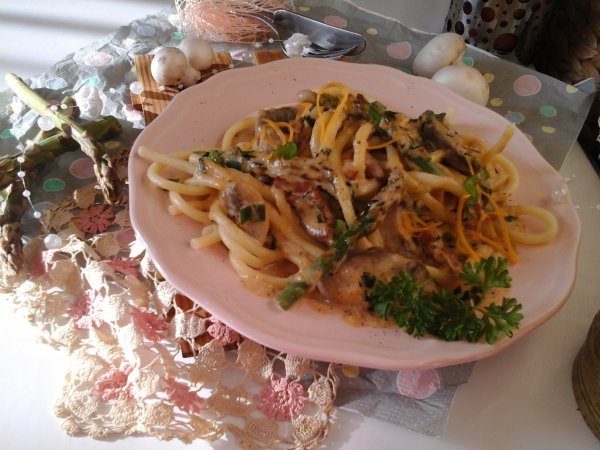 Tejszínes-sajtos Carbonara pirított spárgával és gombával1