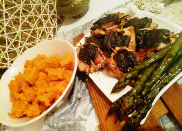 Zsályás csirkefalatok spárgával-vajas édes burgonyával...(saltimbocca)