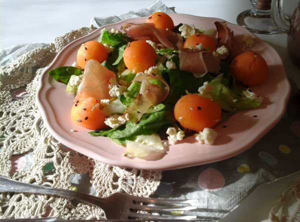 Fekete erdei sonka-feta sajttal, salátával és sárgadinnyével12