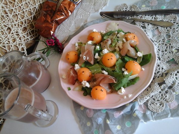 Fekete erdei sonka-feta sajttal, salátával és sárgadinnyével2