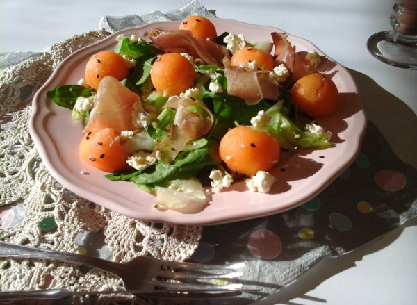 Fekete erdei sonka-feta sajttal, salátával és sárgadinnyével21