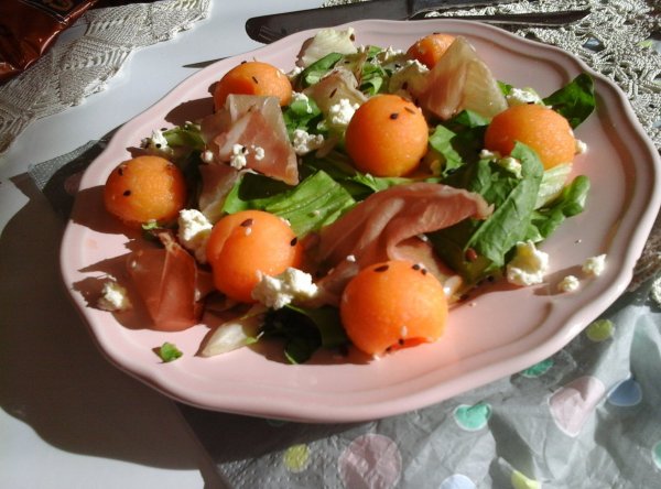 Fekete erdei sonka-feta sajttal, salátával és sárgadinnyével26