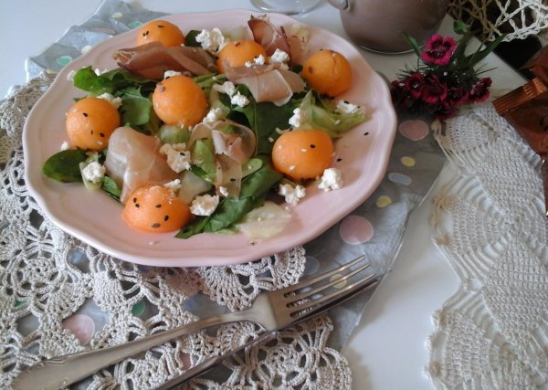 Fekete erdei sonka-feta sajttal, salátával és sárgadinnyével6