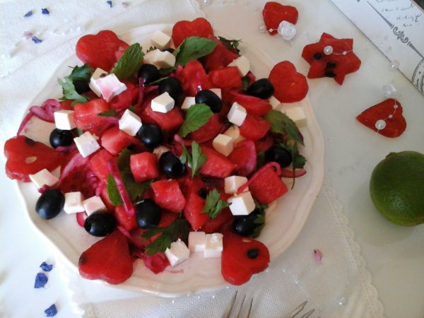 Fetasajtos, lilahagymás, mentás görögdinnye saláta-olíva bogyóval6