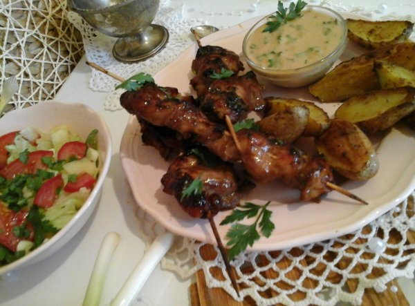 Mogyorós pulyka saslik-steak krumplival és mártogatóssal