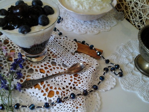 Poharas tejberizs-áfonya-meggy dzsemmel és habcsókkal2