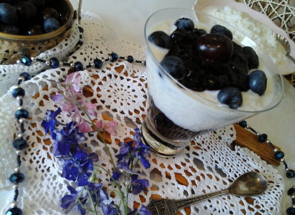 Poharas tejberizs-áfonya-meggy dzsemmel és habcsókkal4