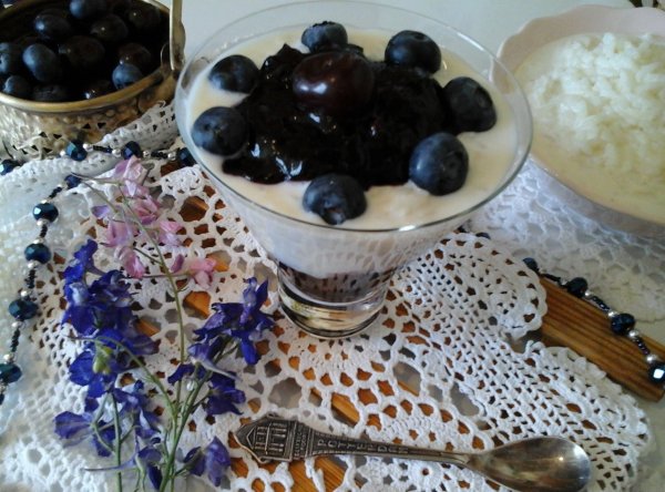 Poharas tejberizs-áfonya-meggy dzsemmel és habcsókkal5