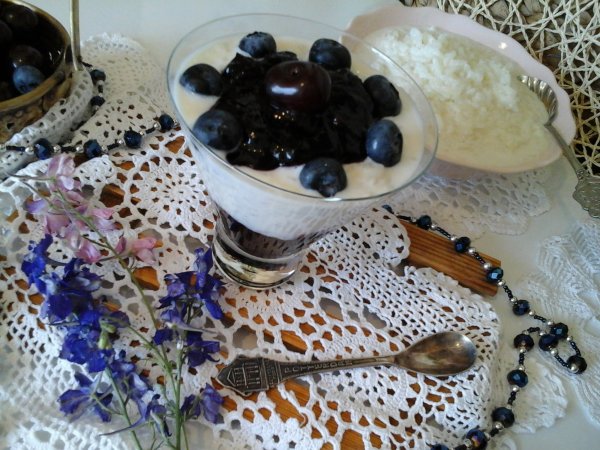 Poharas tejberizs-áfonya-meggy dzsemmel és habcsókkal6