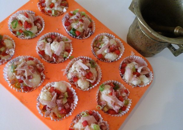 Roppanós sonkás-sajtos karfiol muffin