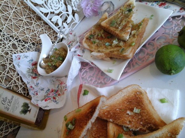 Pikáns padlizsánkrém-kókuszsírban sült pirítóssal12