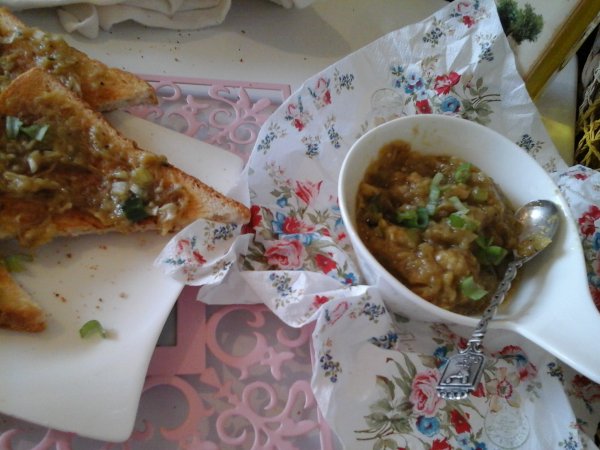 Pikáns padlizsánkrém-kókuszsírban sült pirítóssal5