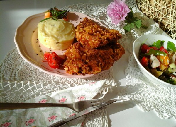 Ropogós sajtos rántott hús-rozmaringos tejszínes burgonyapürével és salátával4