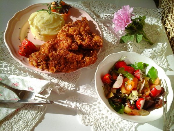 Ropogós sajtos rántott hús-rozmaringos tejszínes burgonyapürével és salátával6