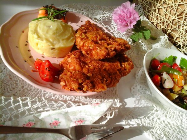 Ropogós sajtos rántott hús-rozmaringos tejszínes burgonyapürével és salátával7