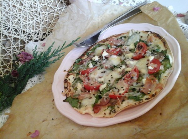 Spenótos-fekete erdei sonkás gyors pizza